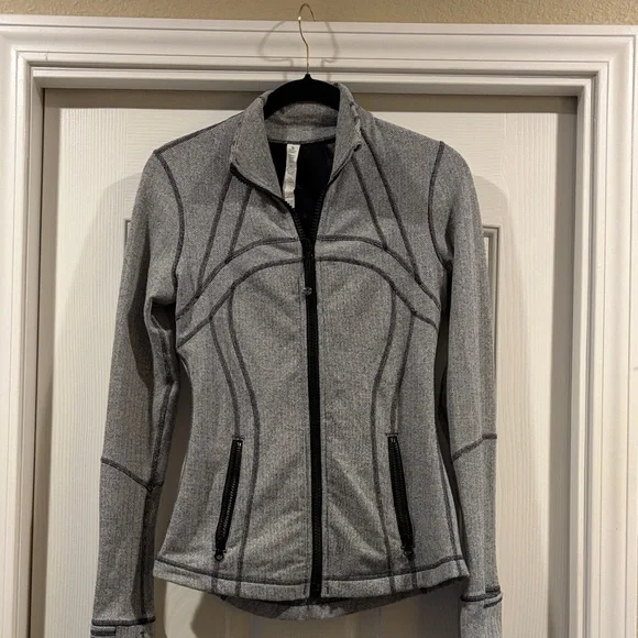 Lululemon Gray Women's Zip-Front Active Jacket like new size 4 - Picture 3 of 6